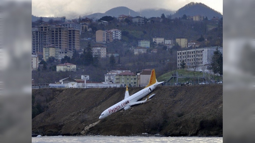 深夜降落出包？土耳其客機衝出跑道倒掛崖邊