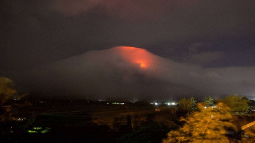 火山口冒紅光 菲律賓馬永火山恐將噴發