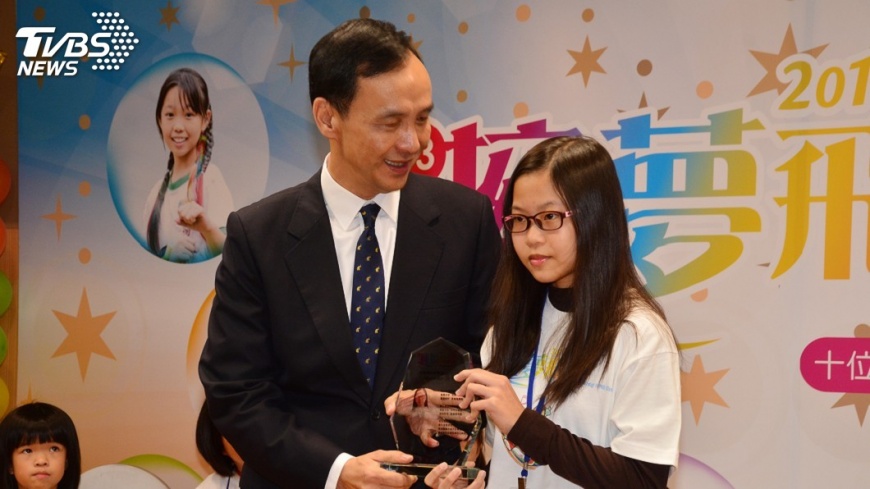 長期守護昏迷父親 吳宥葶彩繪人生不放棄