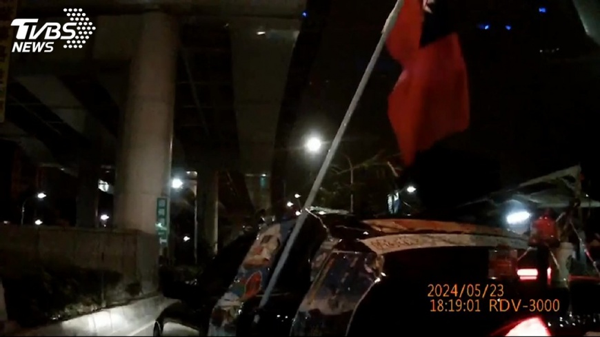 等你撞!不滿變換車道 男「製造車禍」報復