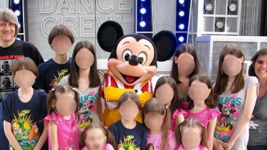 美夫婦囚13孩 孩子很怕生像沒見過人