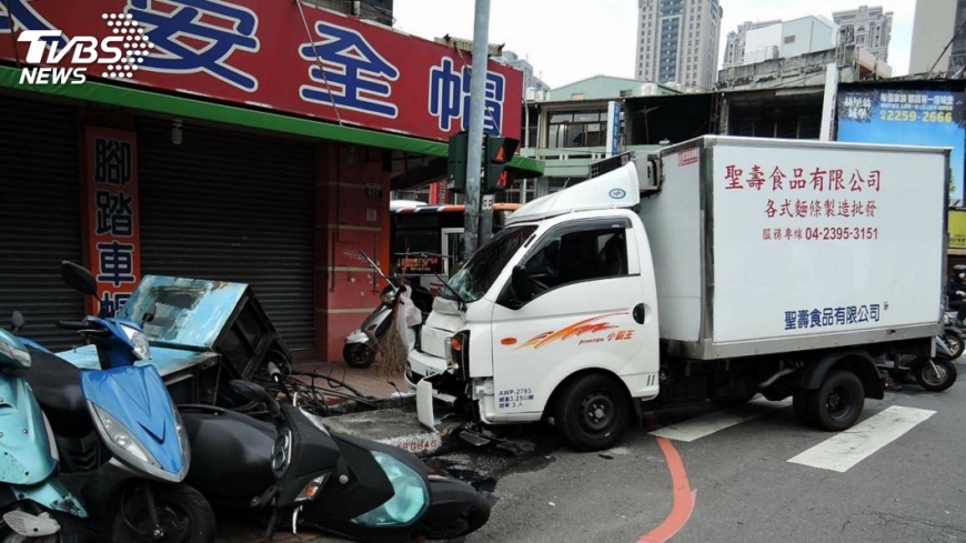 小貨車撞休旅車波及路人 造成5傷
