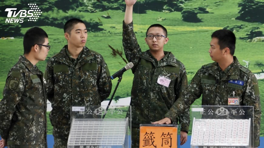 徵兵制走入歷史 末代成功嶺新訓役男抽籤