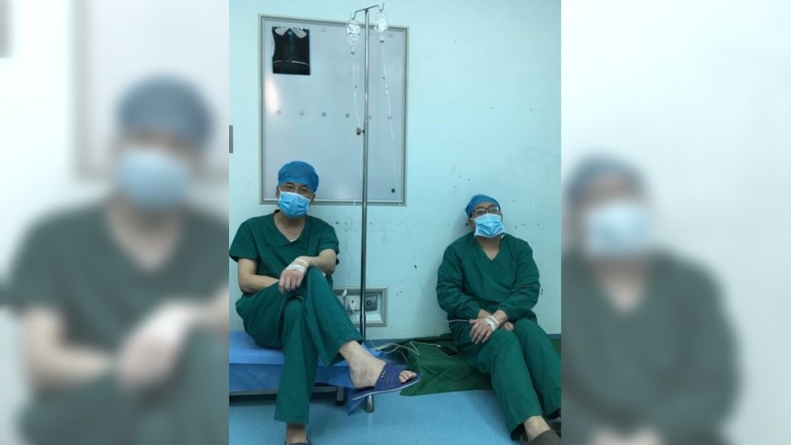 2醫師連開刀10小時累翻 趁空檔「靠牆打點滴」