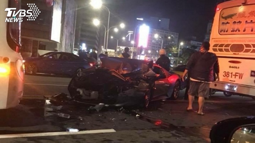法拉利撞兩輛公車 跑車車頭毀2人傷