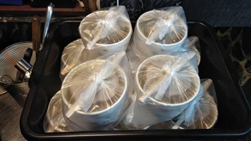 熱食包好會放到變電箱上,讓街友自己取用。 圖/何宇淨提供