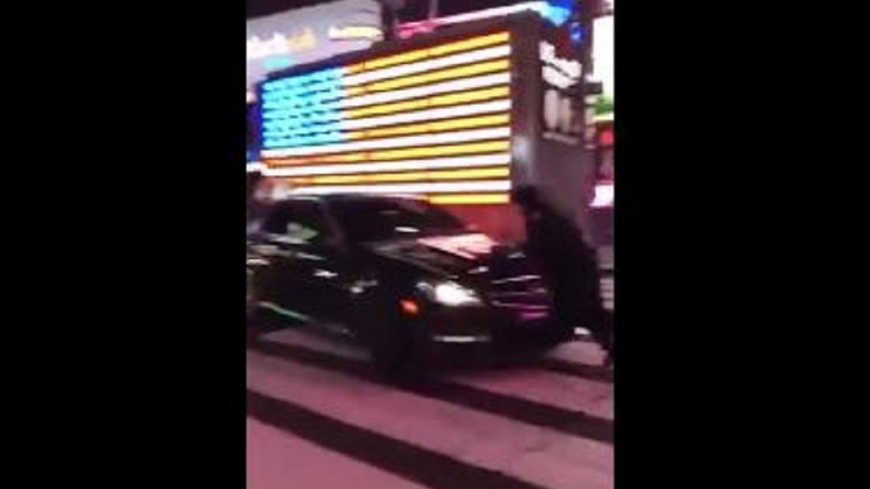 紐約時報廣場違規賓士 員警肉身擋車