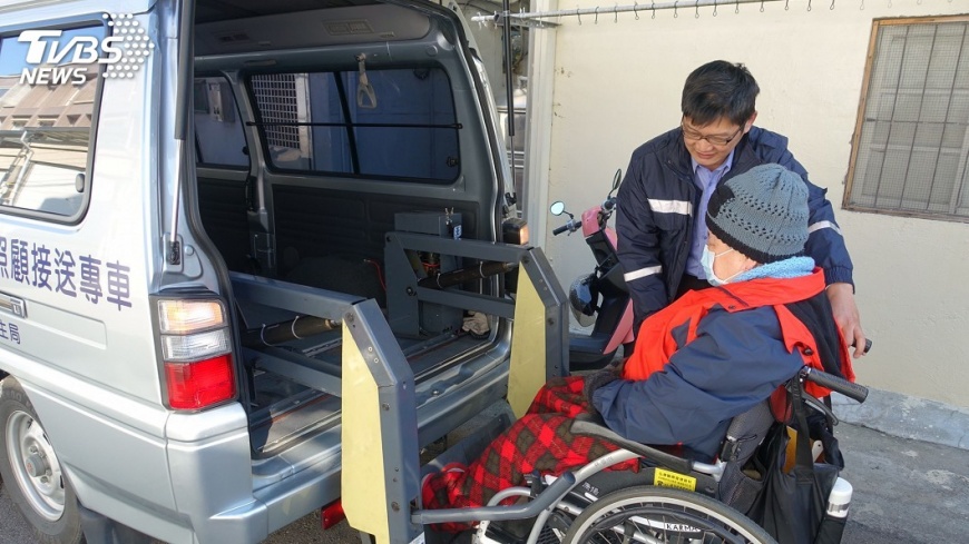 單親爸體貼長者 獲「暖男司機」讚譽