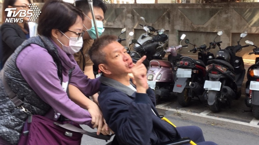 陳世憲疑服藥輕生　坐輪椅出院喊冤被陸栽贓