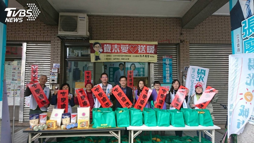 邀集愛心企業 張廖萬堅送暖弱勢戶學童