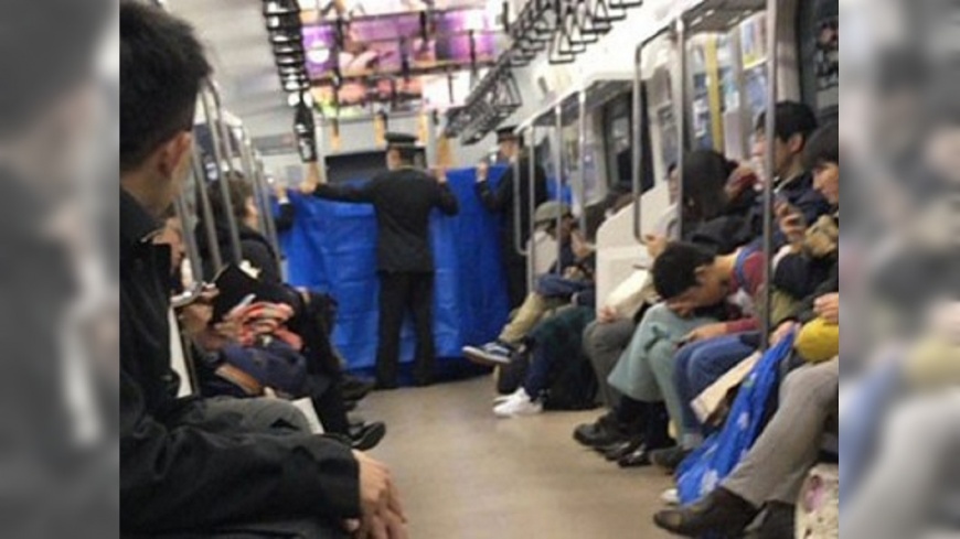 女嬰急登場!孕婦搭電車遇破水 乘客動員接生