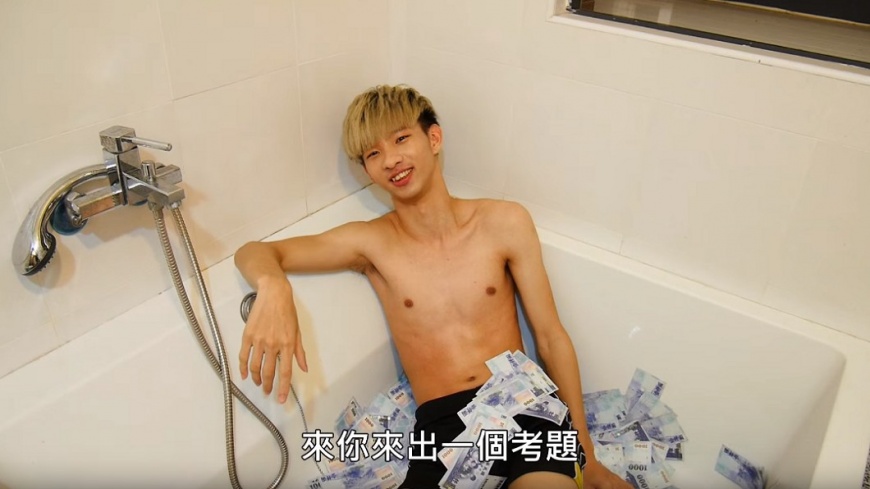 100萬不過如此!網紅泡「鈔票澡」還嫌臭