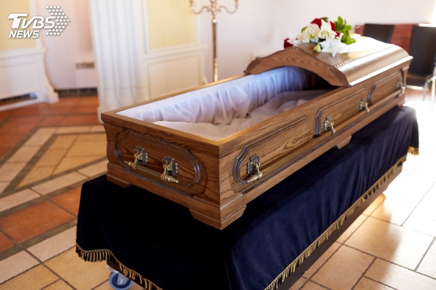驚!孕婦猝死後10天 棺材中分娩產子