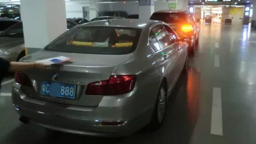 又見三寶!BMW倒車入停車場 撞凹千萬賓利賠91萬
