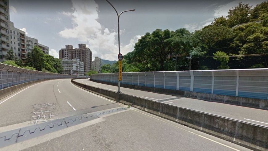 惡煞被超車不爽 攔車嗆聲反遭痛扁壓制