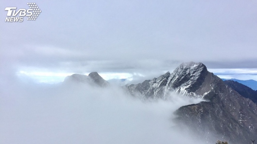 玉山今晨短暫飄雪 週三起濕冷至週末