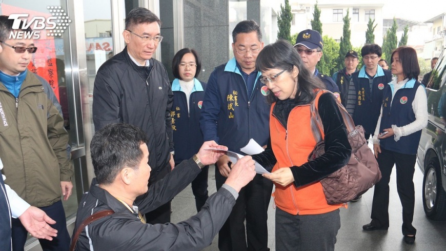 為1坪地纏訟25年 苗栗男子下跪陳情監委
