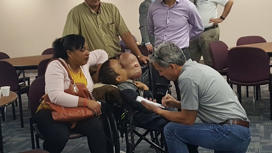 少年臉長腫瘤宛如籃球大 赴美動手術併發症不治