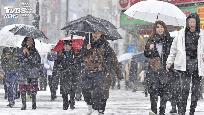 一早忙開挖! 20公分積雪覆蓋東京