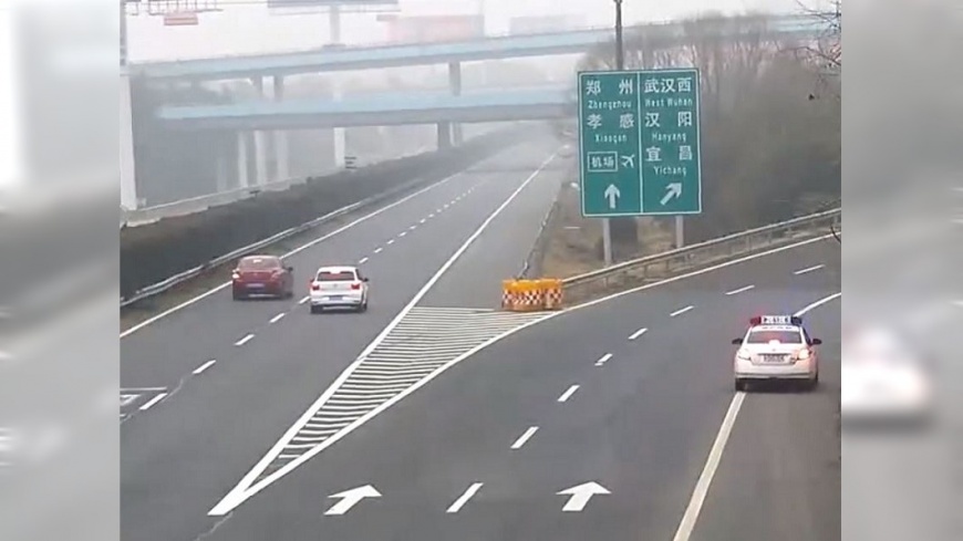 女駕駛交流道倒車 陸交警跟車喊:我很怕