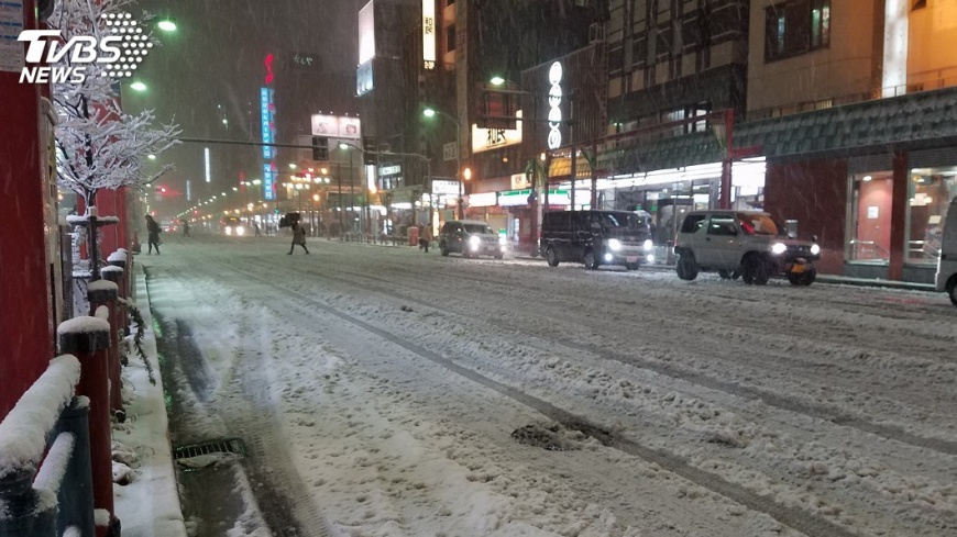 大亂！東京大雪2死719傷　機場旅客倒地而睡
