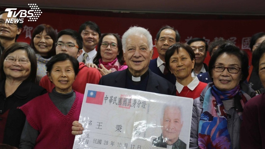 奉獻台灣半世紀 王秉鈞神父拿到身分證