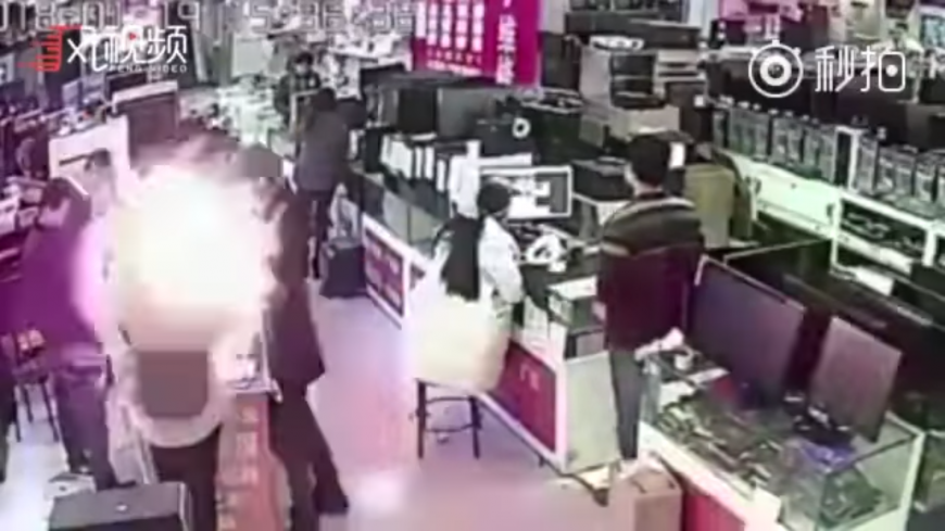傻男咬iPhone電池驗貨 一秒爆炸成火球