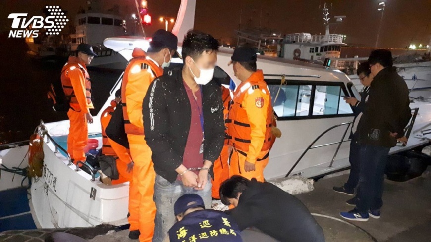 千萬遊艇載18名越南偷渡客 枋寮外海被捕