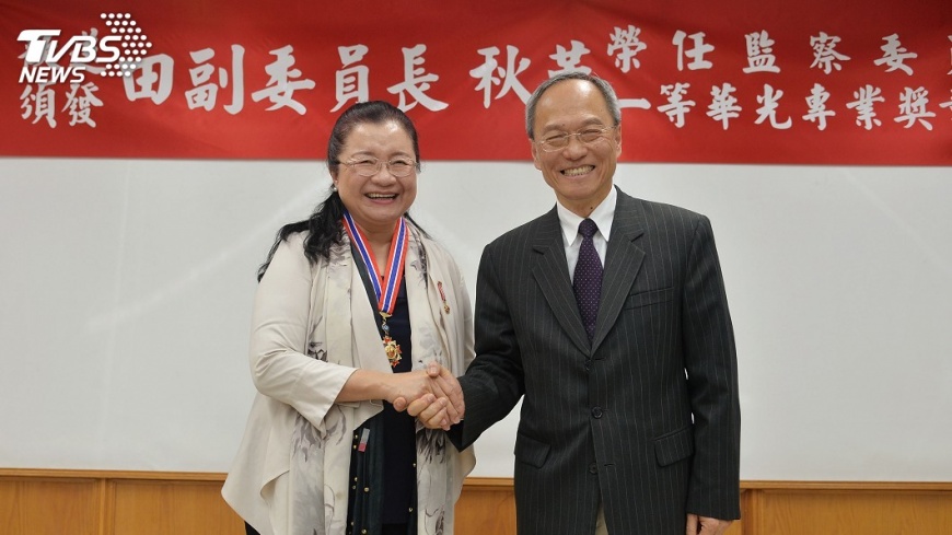 田秋堇轉任監委 僑委會頒發一等華光獎章