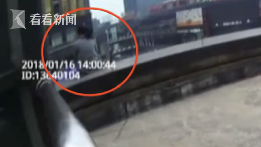 逛街煞到發傳單小鮮肉 人妻告白遭拒跳樓