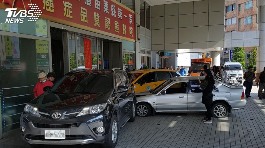 誤把油門當煞車 老翁撞3車險衝進醫院