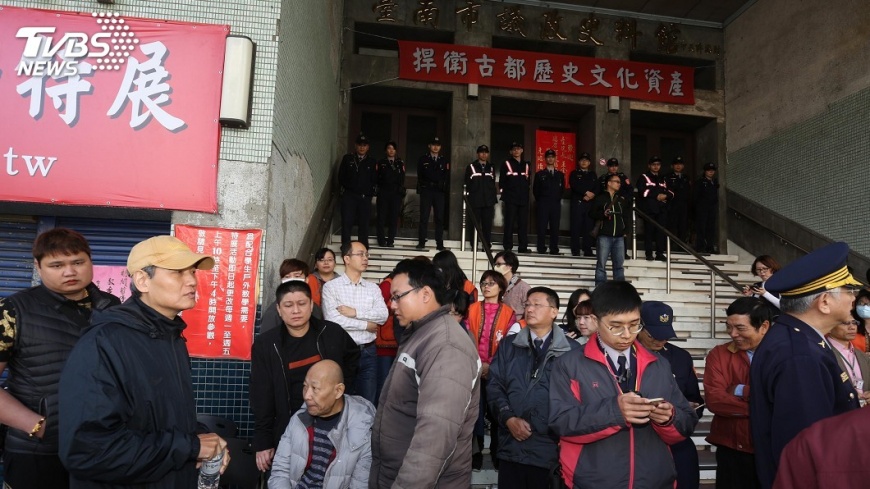 台南市議政史料館爆推擠 警帶回2黑衣人