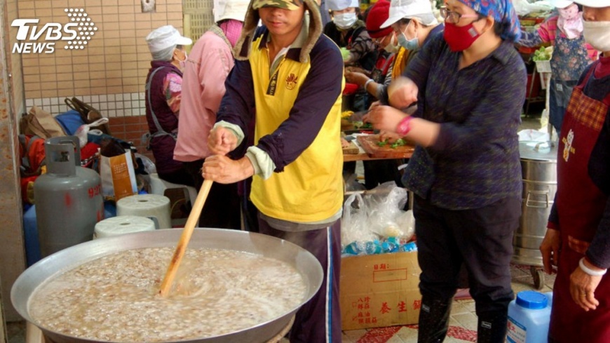 熱騰騰臘八粥無限量供應 寒風中溫暖身心