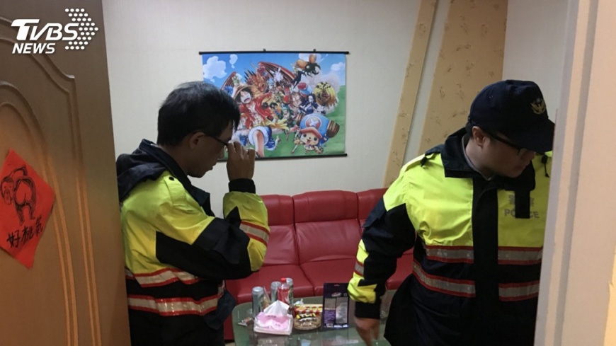 憂鬱症母攜12歲子燒炭雙亡 倒臥客廳