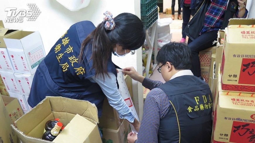 高雄市查獲涉改標過期進口食品販售