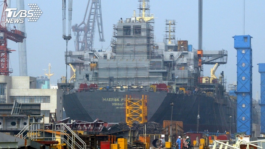 保障船就位 中國首艘國產航艦將海試