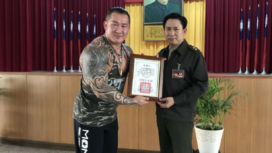 館長和軍人合照!體微傾「這姿勢」被讚爆:莫名感動