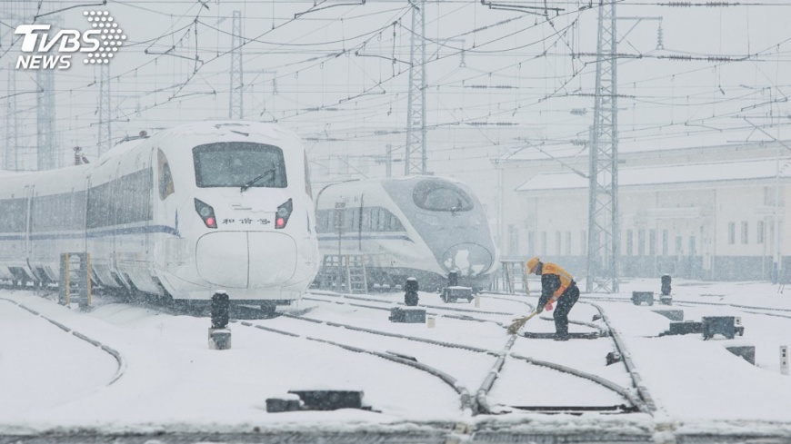 交通大亂!陸入冬最強暴雪 數百航班取消道路封閉