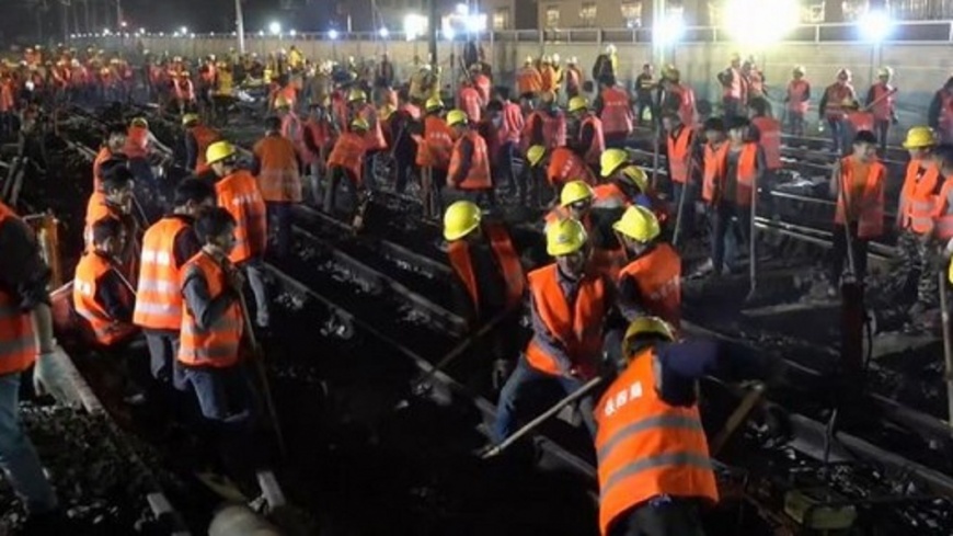 福建工人9小時改造火車站 英媒驚呼:這才是效率!