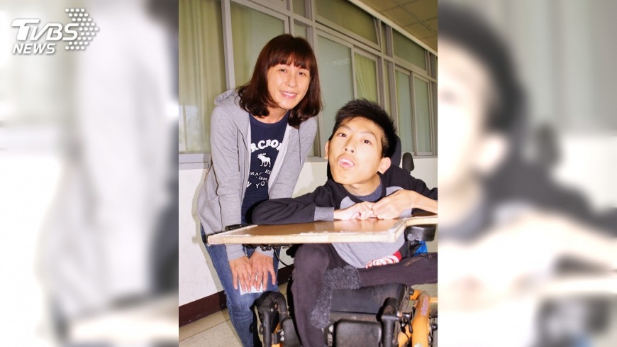 19公斤肌萎縮症考生拚資工 苦讀到凌晨