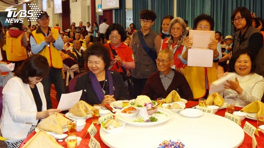 陪獨居長輩圍爐　陳菊歡唱甜蜜蜜嗨全場