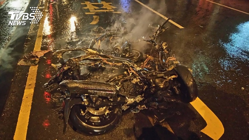 雷霆S殞落！他呆看10萬愛駒燒成灰　母傻問：這是車？