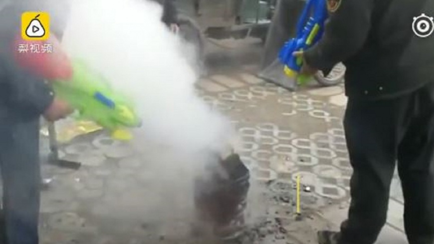 玩具水槍當滅火神！　陸城管賣萌執法