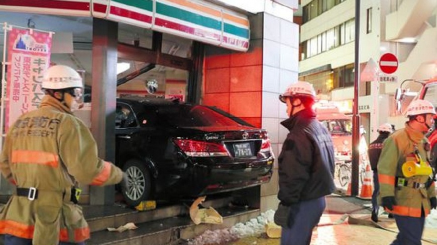 尖峰時間轎車撞進超商 救援過程全記錄