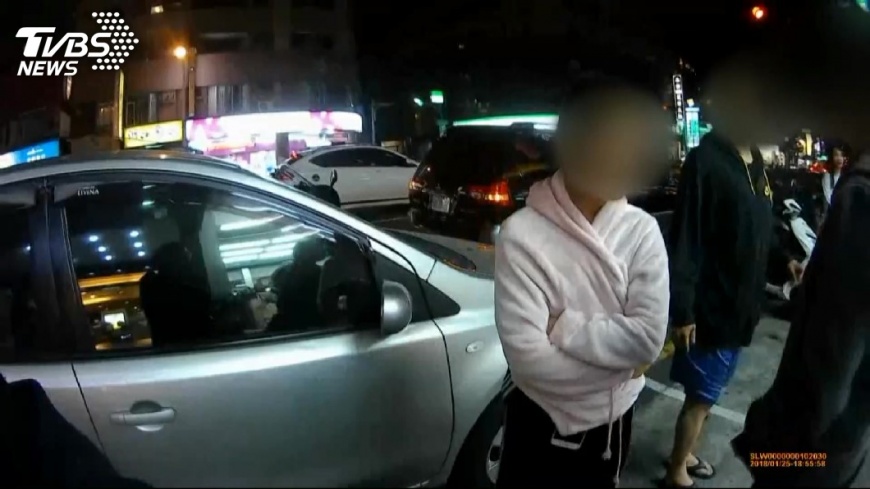 女童幫占車位 家長怒控駕駛蓄意衝撞