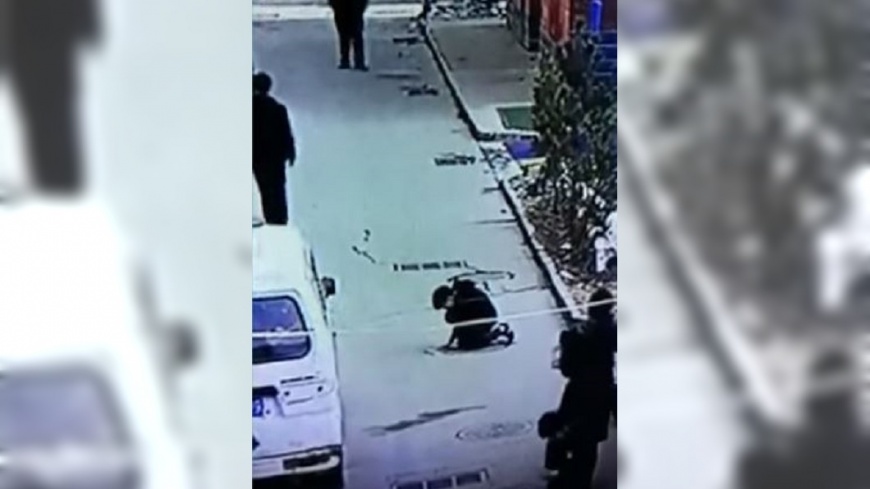 點燃鞭炮塞人孔蓋 貪玩男童瞬間炸飛!
