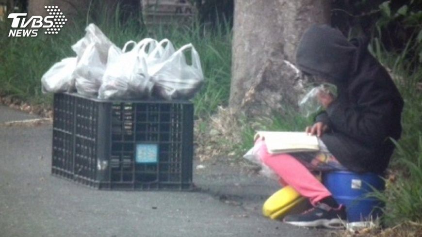 好懂事!心疼單親媽辛苦 女童路邊讀書兼賣地瓜