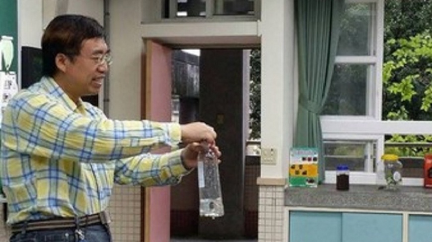 教學認真的高樹賢,常利用空閒時間,幫孩子們義務上課。(圖/翻攝小樹的自然教室臉書)