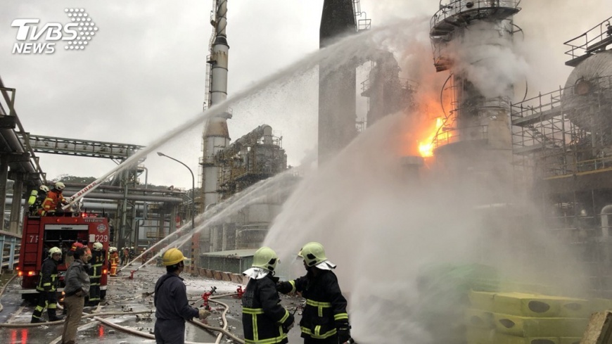 中油桃園廠氣爆加熱爐起火 民眾喊「快逃命」
