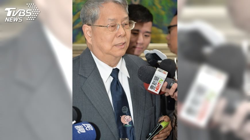 報到就任監委　陳師孟理髮打豬領帶